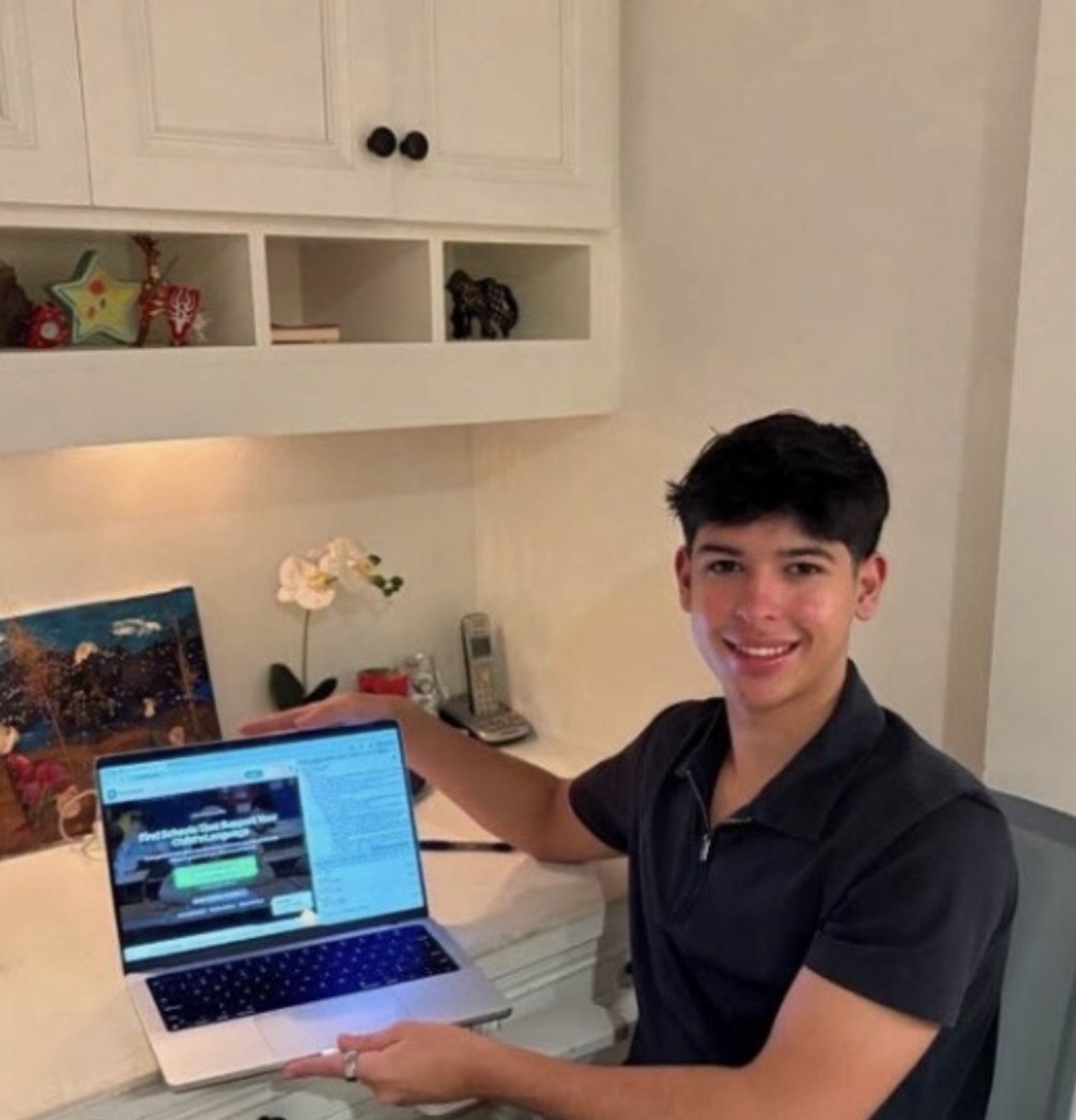 Emilio building Navegante on a laptop